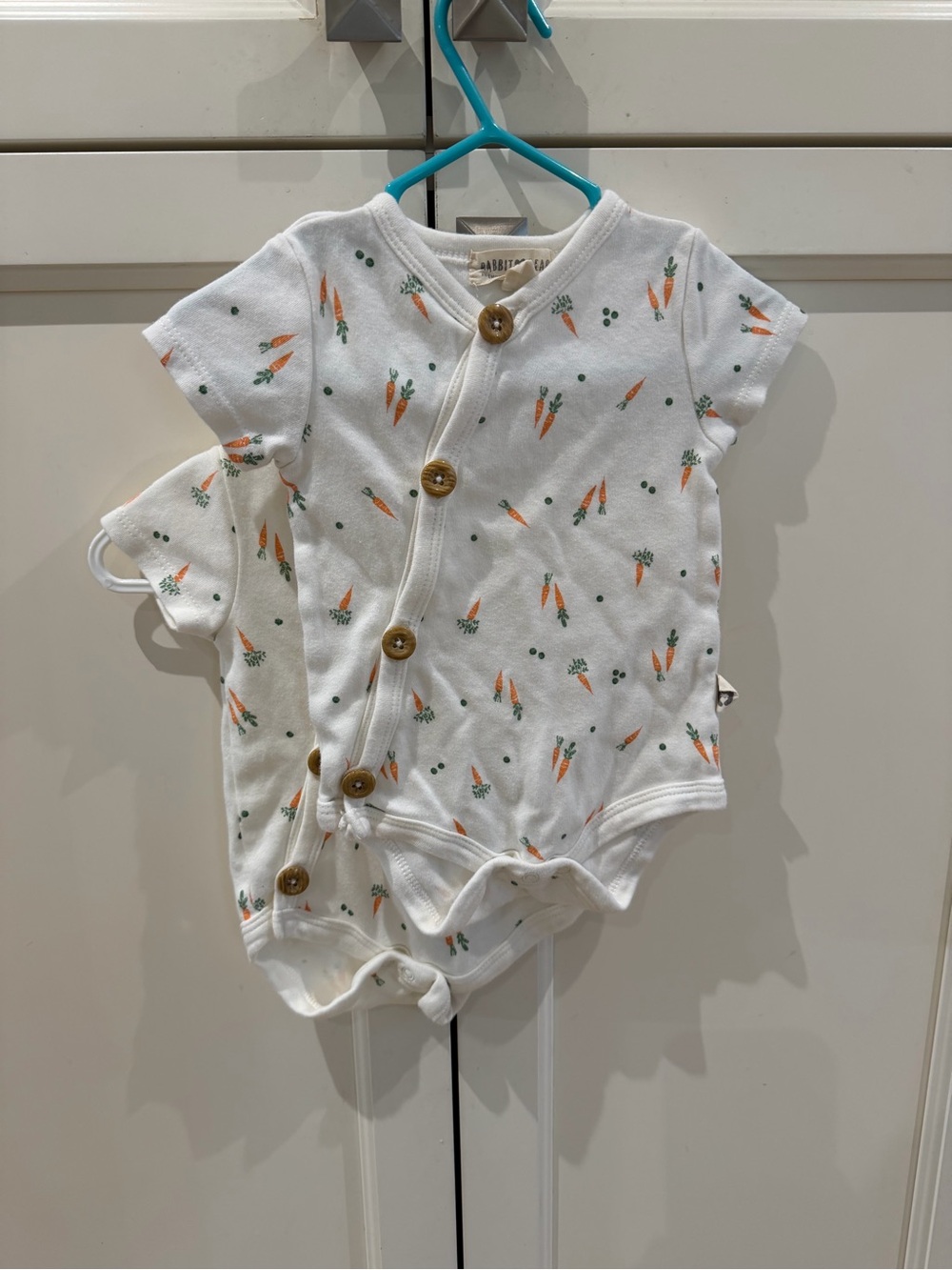 Bundle rabbit + bear 0-3m and 3-6m Baby Short-Sleeve Onesie with Carrot Print